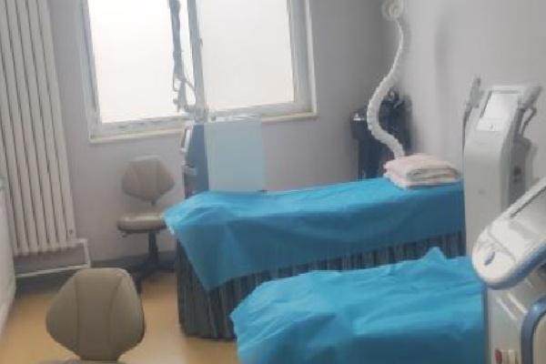 北京京通医院医疗美容门诊部薄滨是渠道医生吗？8年从业履历给你答案