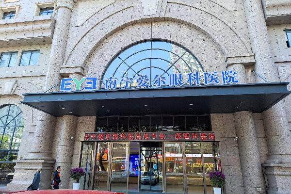南宁爱尔眼科医院梁奇白内障诊疗口碑怎么样