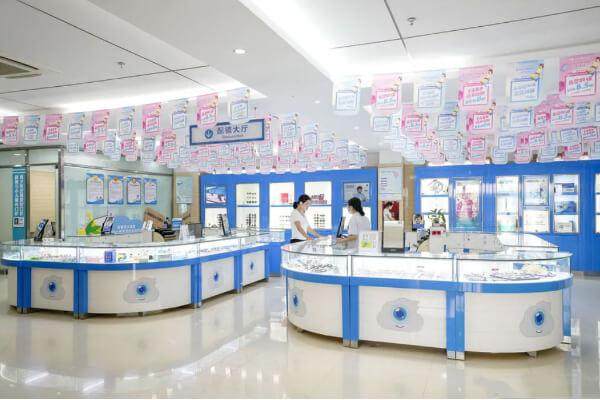 重庆华厦眼科医院汪红收费贵不贵？全飞秒15800元起，学生还有优惠！