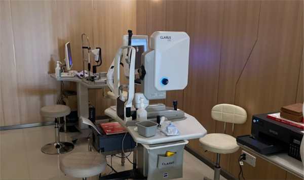 办公室职员小李眼不适，杭州飞秒秒眼科就诊体验全揭秘，含实用就诊攻略！ 