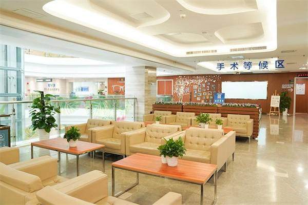 精雕C+近视手术7000元起，蔡司VisuMax平台实现高清视觉效果