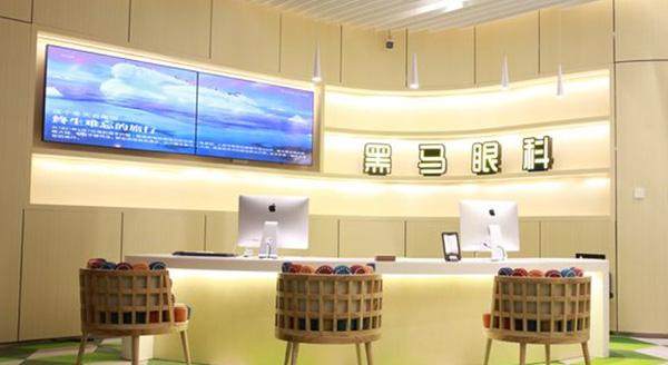 高度近视化妆师受困工作生活，杭州黑马眼科晶体植入术助其开启清晰新体验！ 