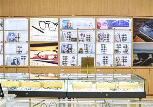 35岁办公室白领干眼困扰？昆明爱尔眼科个性化治疗，助她重获清晰视界！ 
