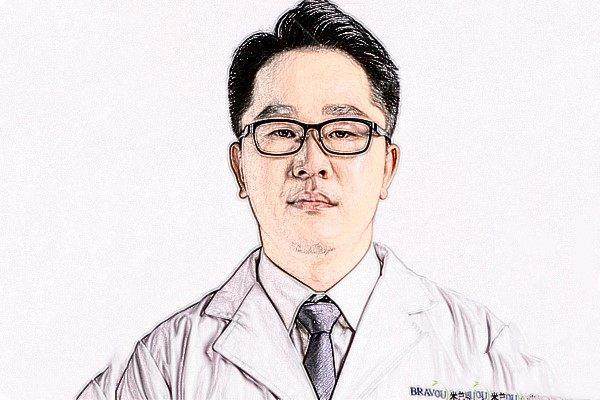 深圳米兰柏羽医疗美容医院付新洒收费价目表：钟伟洪吸脂、米兰柏羽隆胸及朱武根眼部整形项目解析 