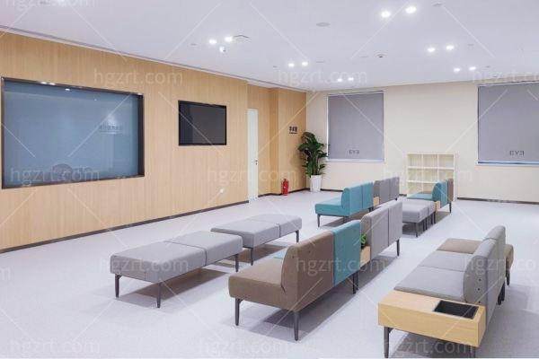 南宁爱尔眼科医院朱良勇开展新一代全飞秒VISUMAX800微创近视手术，全飞秒激光SMILE pro具备AI智能追踪双机械臂19800元起