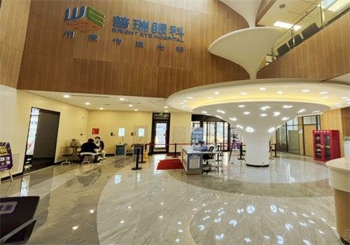 哈尔滨普瑞眼科医院包赫千频飞秒激光近视眼矫正手术，阿玛仕1050rs仪器原价8800现特惠7800元起，专业诊疗更安心